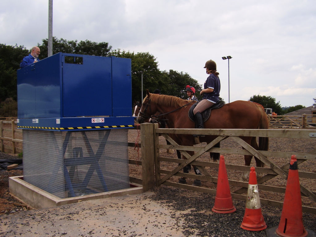 Disabled riders horse mounting lift